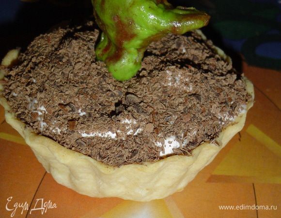 Эти симпатичные ручки вставляем в центр тарталеток. И что получаем, в итоге, а вот что - "руки мертвецов рвутся на свободу". Ну, что? Страшно?