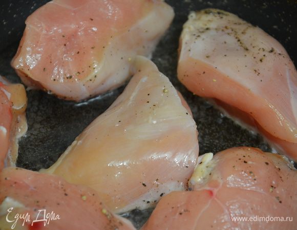 Филе натереть солью и молотым перцем.Если филе крупное нарежьте его на два или три куска.На большой сковороде нагреть растительное масло,обжарить со всех сторон филе в течении 7-10 минут.