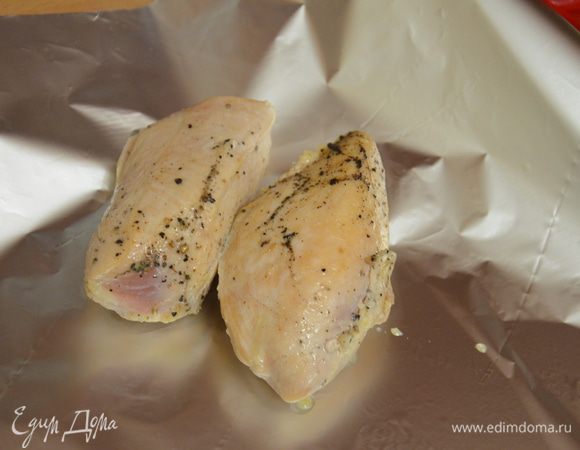 Филе выложить из сковороды и завернуть в фольгу.Отправить запекаться филе в заранее разогретую до 180 С.духовку на 20 минут.