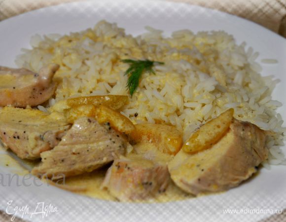 Готовое филе разрезать на небольшие кусочки,подавать с отварным рисом полив соусом и кусочками абрикос. 