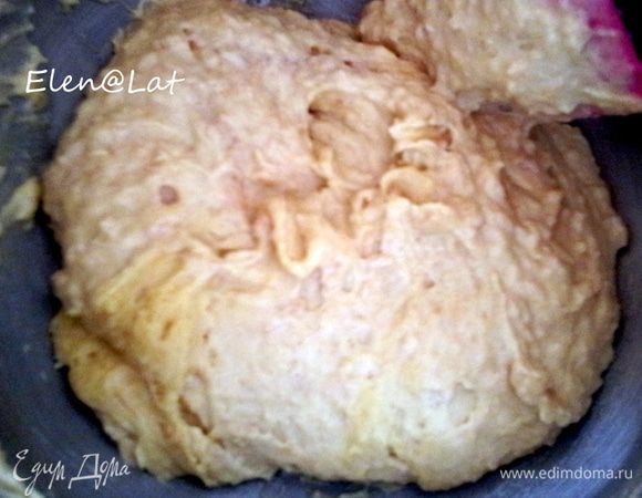 Масло взбиваем с сахаром,ванильным сахаром, мускатным орехом(можно не добавлять) добавляем соль, яйцо. Муку смешать с разрыхлителем и вмешать в тесто. Яблоко очистить от кожуры и  натереть на мелкой терке, добавить к тесту. Лимонную цедру также добавить в тесто и все перемешать. 