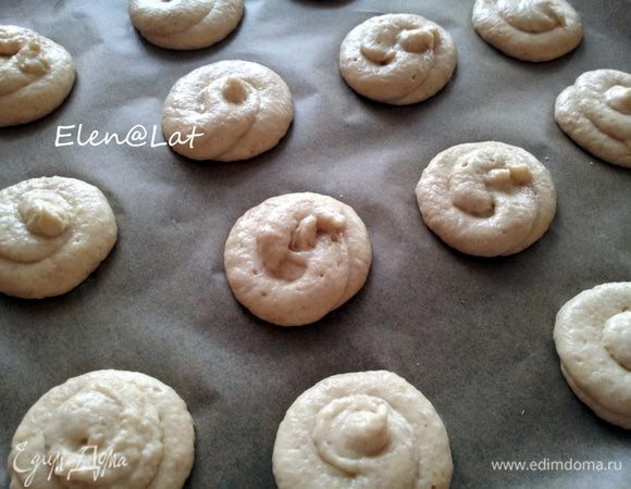 Тесто выложить на застеленный пергаментом противень в виде кружков.