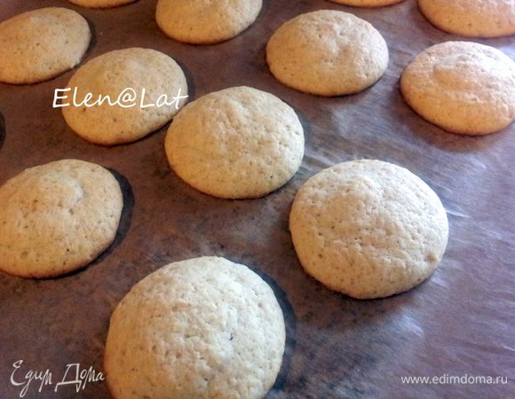 Выпекать в заранее нагретой до 180С духовке, в течении 10-15 минут, до золотистого цвета.
Остудить. 
Печенье получилось фантастическое, мягкое, в меру сладкое, с ароматом лимона и мускатного ореха. Мммм, это так вкусно, обязательно попробуйте)))


