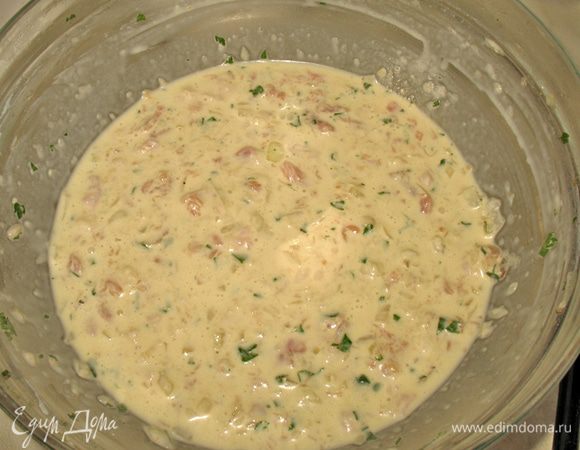 К куриному фаршу добавить мелко порезанный лук, яйца, сметану, соль, молотый перец. Все хорошо перемешать. 