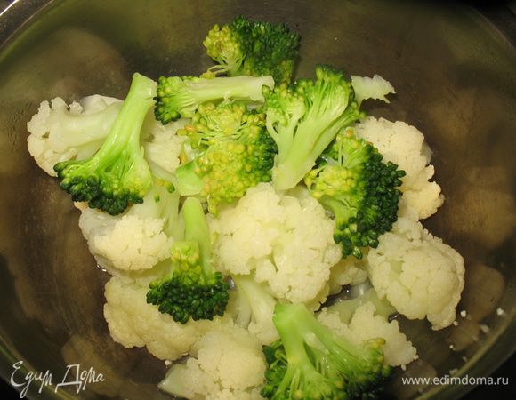 Подсоленую воду довести до кипения, положить соцветия брокколи и цветной капусты. Как только вода закипит – достать шумовкой и охладить под холодной водой. 