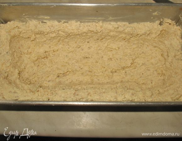 В смазанную маслом форму выложить рисовую смесь и облепить края и донышко, по высоте тесто должно быть меньше, чем соцветия капусты. 