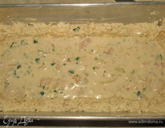 В рисовую основу выложить мясную смесь. 