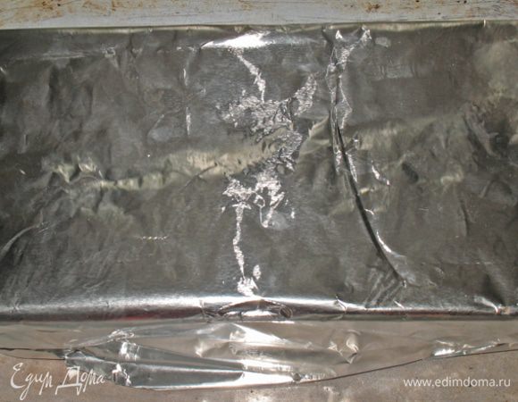 Форму закрыть фольгой и поставить в предварительно разогретую духовку до 180 градусов на 30 минут. Вынуть из духовки снять фольгу и поставить в духовку еще минут на 10, чтобы она немного подрумянилась. 