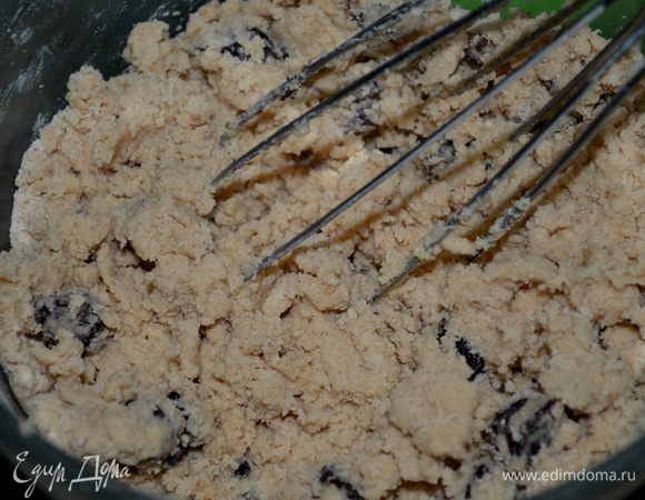 Миксером взбить слив.масло и сахар на высок.скорости до однородной массы,добавим желток.Снизим скорость и добавим смешанную муку.Затем вишню или миндаль. Перемешаем.