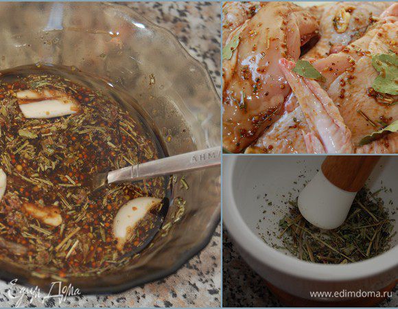 Курицу тщательно вымыть, вытереть бумажным полотенцем и нарезать крупными кусками.
 Измельчить в ступке розмарин, орегано и перец горошек. Чеснок раздавить широкой стороной ножа.  Смешать все ингредиенты для маринада (пробуйте  на вкус и добавляйте недостающие компоненты) и замариновать курицу. Периодически перемешивать. Моя курочка принимала маринованные ванны 6 часов.
