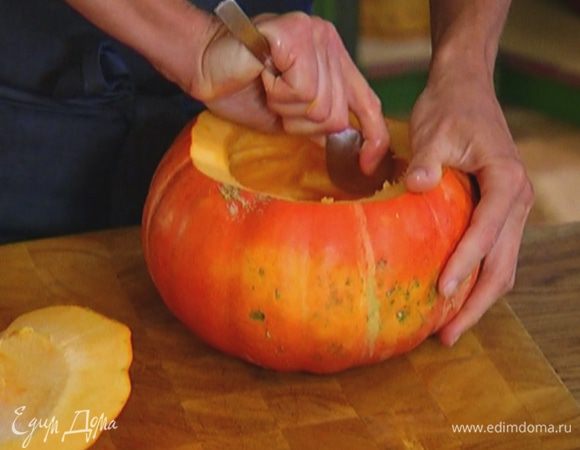 Тыкву помыть, срезать сверху «крышечку», удалить семечки и перепонки.