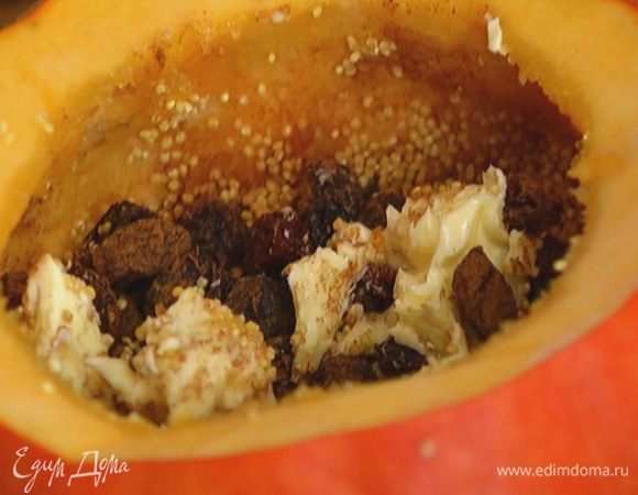 Добавить к пшену изюм, сахар, корицу и соль, все перемешать. Сверху разложить кусочки сливочного масла.