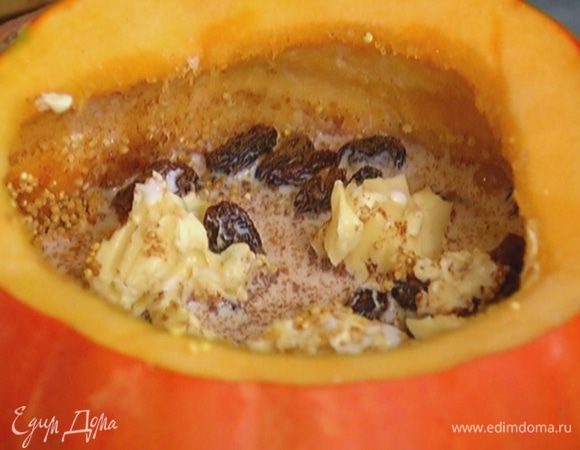 Влить в тыкву молоко, так чтобы вся крупа была покрыта, плотно закрыть тыквенной «крышечкой», налить в противень немного горячей воды и отправить в разогретую духовку на час-полтора. Периодически доливать в противень воду.