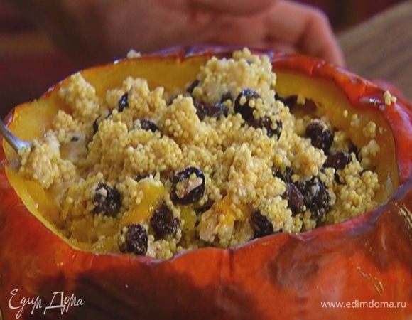 Готовую горячую кашу полить медом, перемешать.