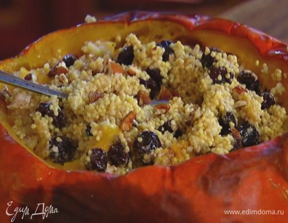 Орехи слегка измельчить и посыпать кашу.