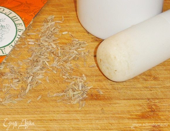 Семены кумина я немного размяла в ступке, чтобы раскрыть аромат.