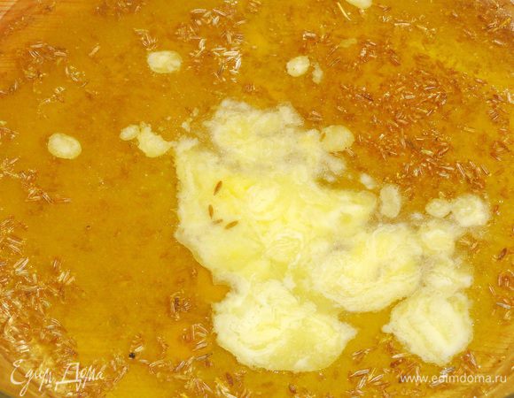 В воду добавьте все специи, соль и масло. 