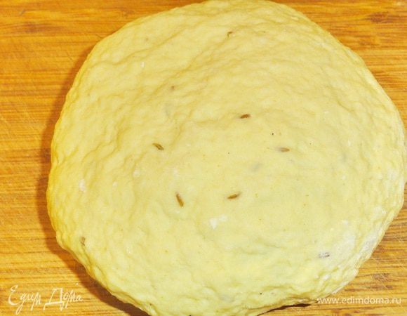  Постепенно всыпьте муку. Заместите эластичное тесто.
