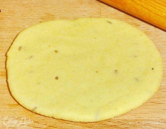 Раскатайте лепешки толщиной 2-3 мм и сразу жарьте.
