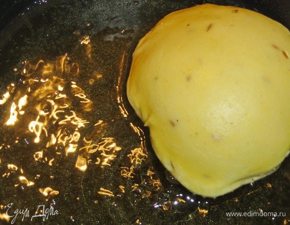 Масло для жарки должно быть в меру горячим, но не дымиться . Опустите лепешку целиком в жир. Он должен полностью покрыть ее. На ваших глазах Пури  поднимется на поверхность и начнет раздуваться. 