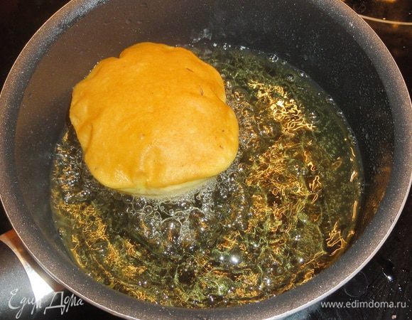  Обжарьте до золотистого цветы и переверните.
Выньте из фритюра и переложите на салфетку.