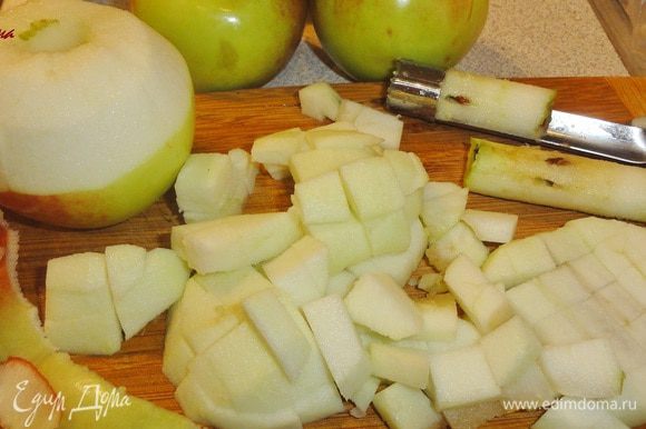 Яблоки почистить, вынуть сердцевину и порезать на небольшие кусочки.
