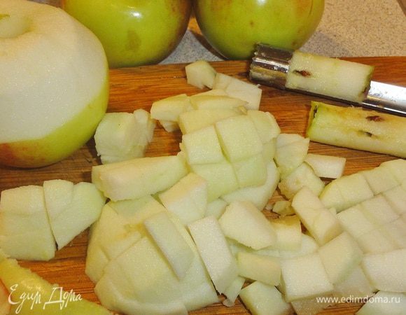 Яблоки почистить, вынуть сердцевину и порезать на небольшие кусочки.
