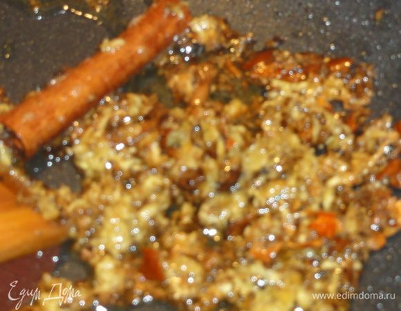 В кастрюле или сотейнике с толстым дном нагрейте масло. Когда оно начнет дымиться, бросьте в него корицу, семена аниса, перец, гвоздику и имбирь.

