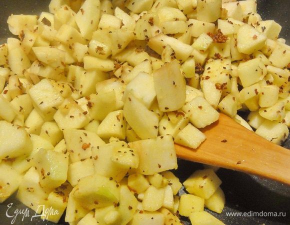 .. порезанные яблоки и изюм. Жарьте, пока не подрумянятся яблоки.


