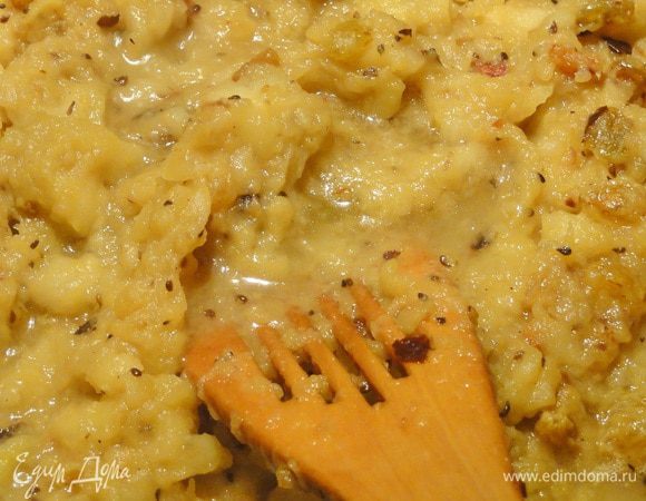 Через 5 минут добавьте воду. Накройте крышкой, варите 15 минут, помешивая, пока яблоки не станут мягкими .

