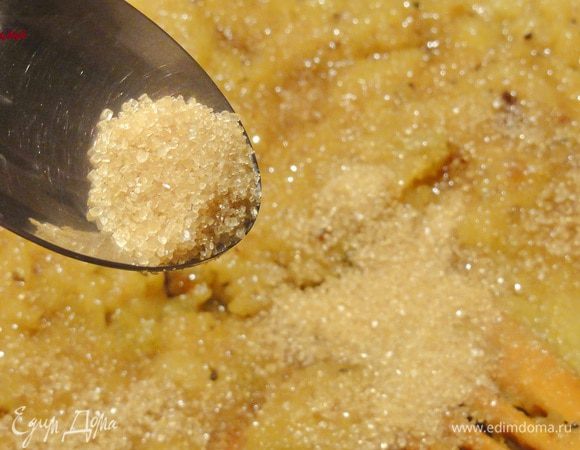 Добавьте сахар и перемешайте. Варите (без крышки) пока соус не загустеет. Выньте корицу и гвоздику. Дайте соусу полностью остыть.

