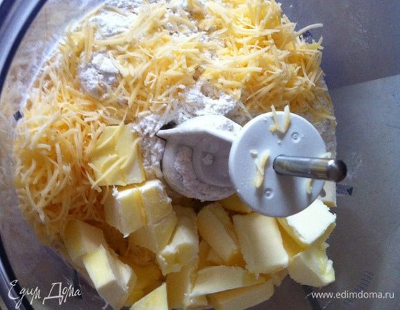 Сначала готовим тесто. Смешиваем муку, холодное масло, соль, сыр.