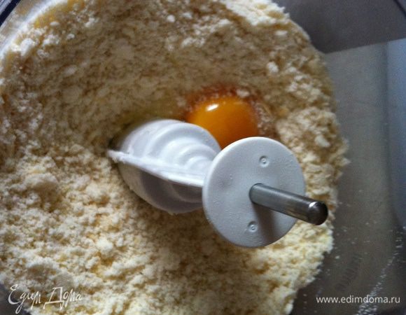 Добавить желток. Хорошо перемешать 