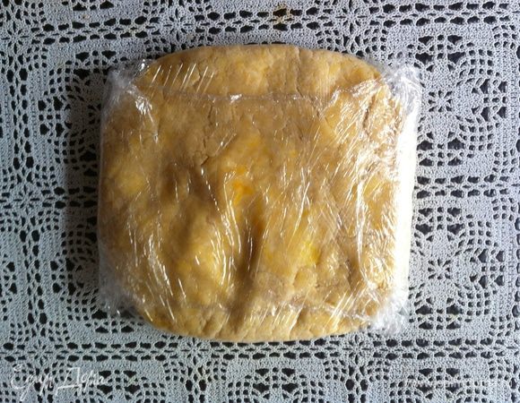 Выложить тесто на пищевую пленку, собрать его «в кучу», завернуть и поставить в холодильник на 30 мин.