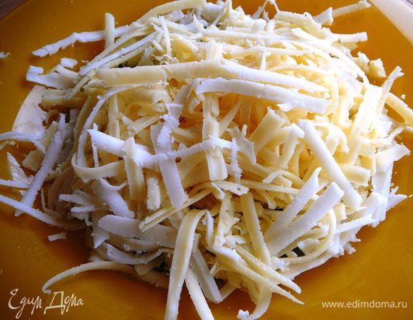 Сыр натереть на крупной терке. У меня 75 г сыра Гауда и 75 г брынзы (да простят меня хранцузы).