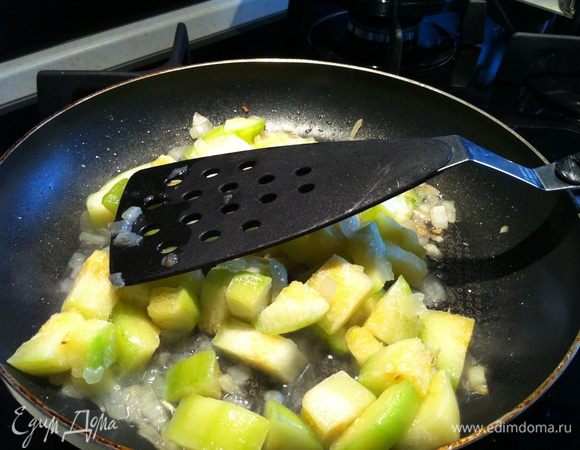 Готовим начинку. На оливковом масле поджариваем 3-4 мин. измельченный лук. Добавляем нарезанные кубиками кабачки.