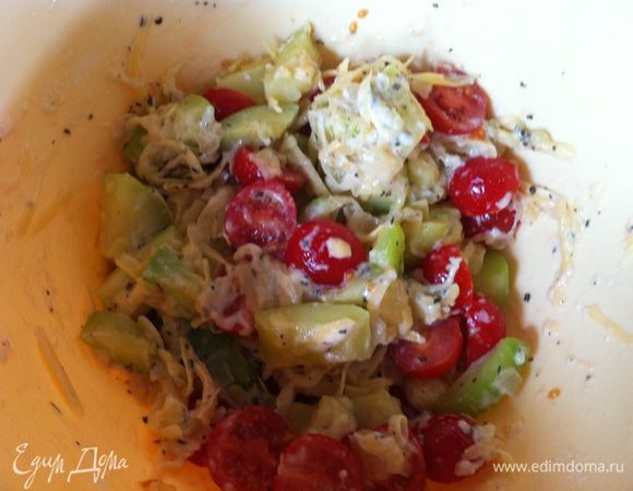 Томаты черри режем пополам, оставив маленькую веточку для декора. Смешиваем кабачки, томаты, сыр, базилик, мука, сахар, соль, перец.