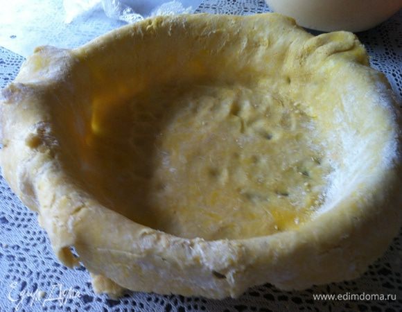 Достаем тесто. Раскатываем толщиной 5-7 мм на присыпанной мукой поверхности. Выкладываем в смазанную маслом форму.