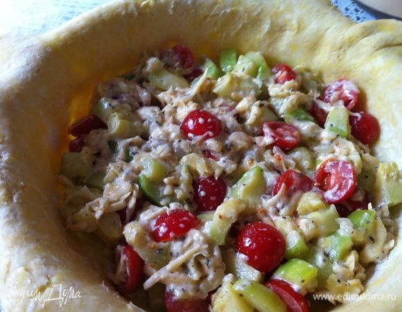 Выкладываем начинку на тесто. 