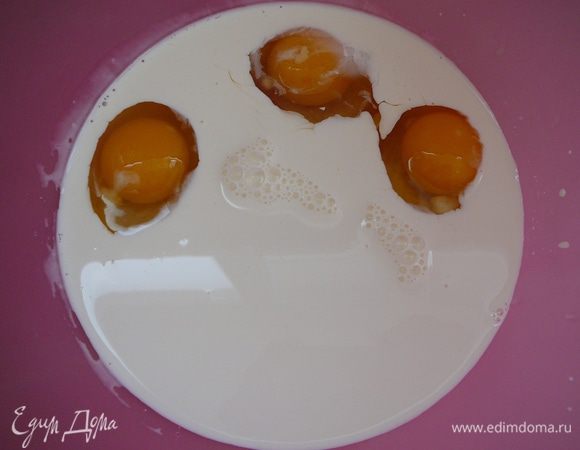 Взбить яйца со сливками, добавить соль и перец.