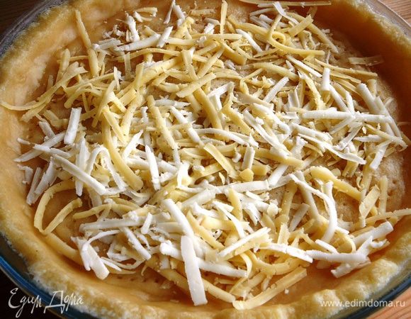 Присыпать основание оставшимся сыром.
