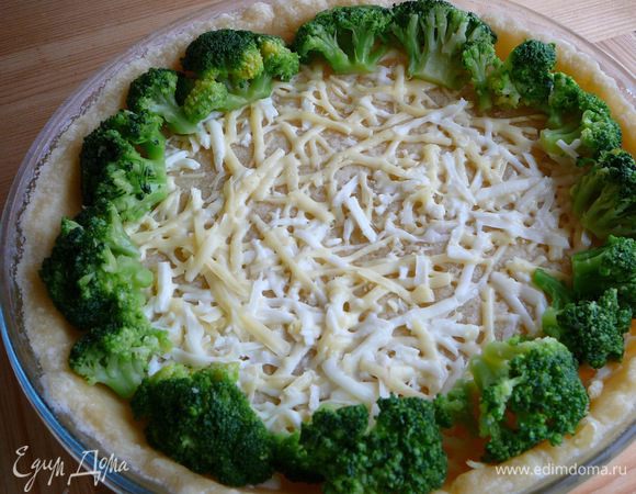 Выложить по кругу соцветия брокколи.