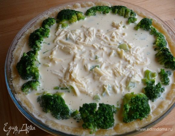 В центр выложить порубленные стебли брокколи. Залить сырно-яичной смесью