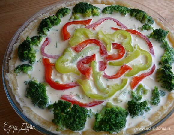 Выложить по центру полоски перца. 