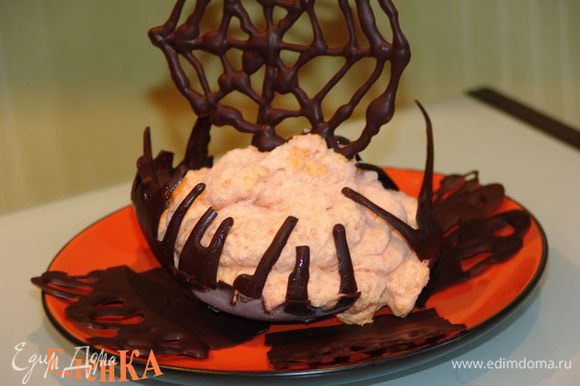 Украшаем десерт паутинкой из растопленного шоколада. Креманку делаем при помощи слегка охлажденного растопленного шоколада на воздушном шарике.