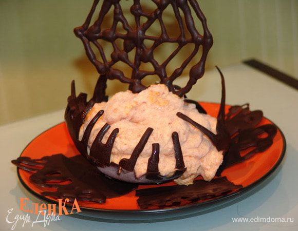 Украшаем десерт паутинкой из растопленного шоколада. Креманку делаем при помощи слегка охлажденного растопленного шоколада на воздушном шарике. 