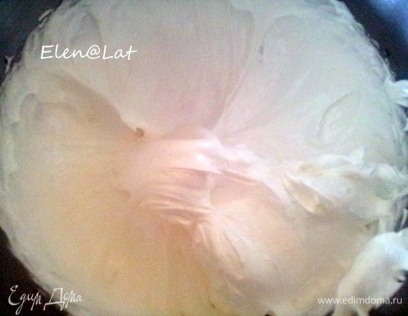 Для безе: Белки взбиваем в чистой, сухой, обезжиренной миске, до твердой пены, с щепоткой соли и лимонной кислотой. Постепенно добавляя сахар, взбиваем до твердых пиков, если перевернуть миску в которой взбивали, то белковое тесто не должно падать.