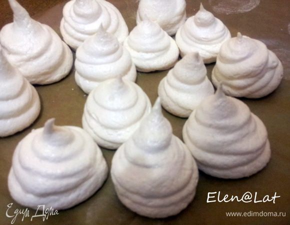 После выпечки получились такие безешки. Оставить до полного остывания. 