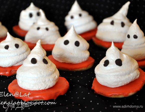 Для глазури: Сахарную пудру смешить с вишневым соком, до состояния густой сметаны.
Остывшее печенье, покрыть глазурью поставить печенье приведение из безе.
Все печенье, а точнее пирожное готово.
Приятного аппетита и веселого праздника!!!!