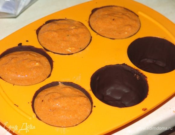 Заливаем смесь в подготовленные формочки, ставим в холодильник на 3-6 часов. 

